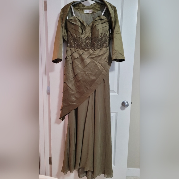 Cameron Blake by Mon Cheri size 10 Gown with Bolero in size 10 - Picture 1 of 16